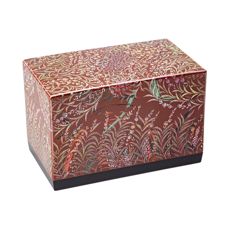 photo Lacquered Box with Design in Chinkin "Sakuratade (Persicaria Odorata)"