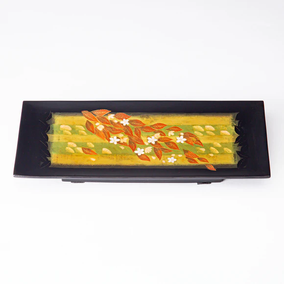 Kanshitsu Tray with Design of Mountain in Early Spring in Kinma and Mother-of-Pearl Inlay