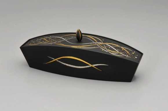 釉描辰砂雪に椿図四角筥(末岡 信彦)｜ギャラリージャパン