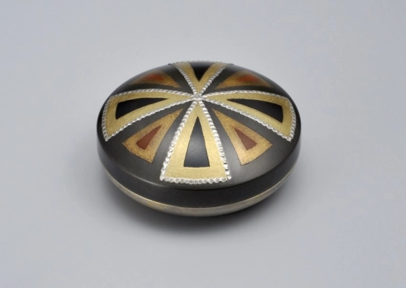 Incense Container Made of Rōgin in Damascene Inlay