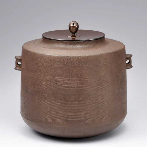 Tea Ceremony Kettle with Thin Grooved Lines