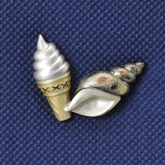 Silver and Gold-Copper Alloy Brooch "KURU KURU"
