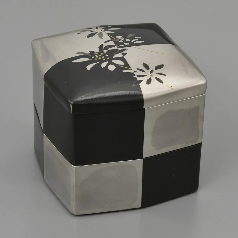 photo Two-Tiered Checkered Pattern Box "Pachysandra"