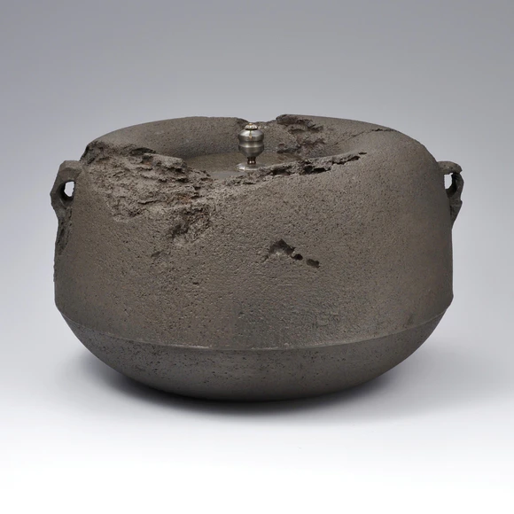<i>Ubaguchi</i>* Tea Kettle "Break in the Snow"