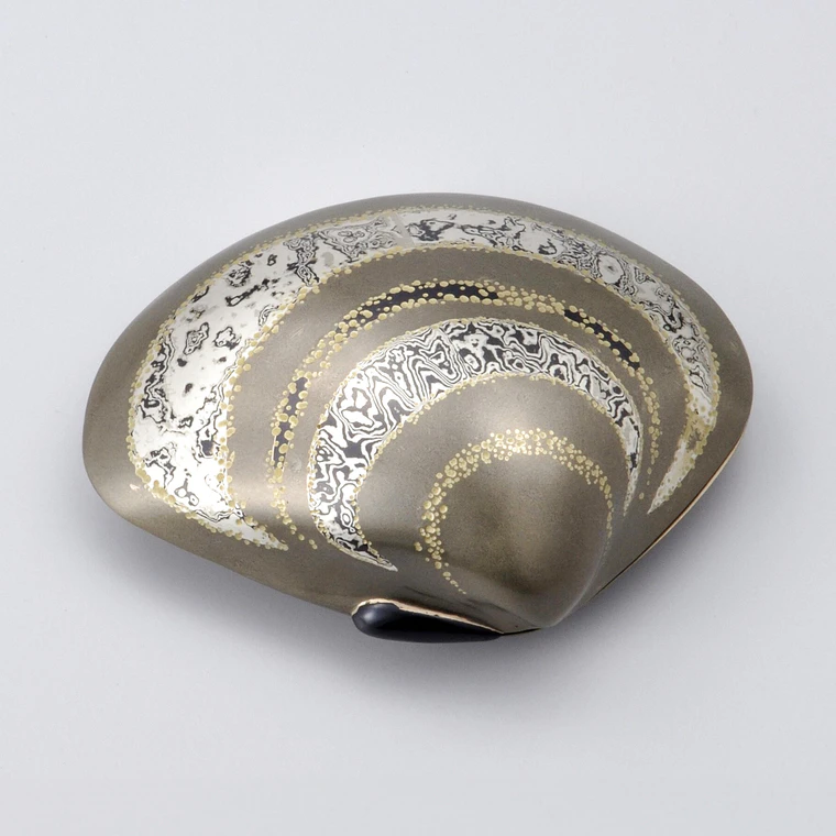 photo Hammered Shibuichi (Oborogin) Incense Container in Shape of Clam