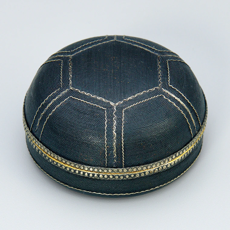 photo Covered Box with Fish-roe Patterned Background and Inlay of Hexagonal Patterns