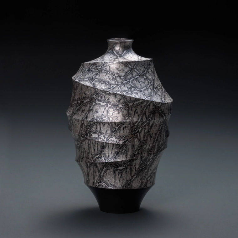 photo Flower Vessel of mokumegane with ridge design made in hammer work