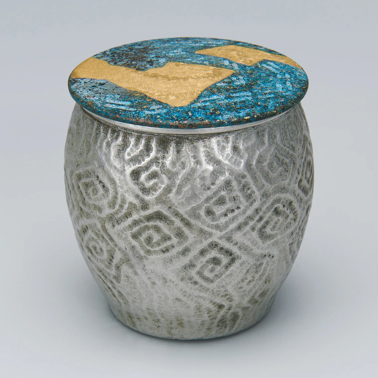 photo Covered Vessel with Whirlpool Design