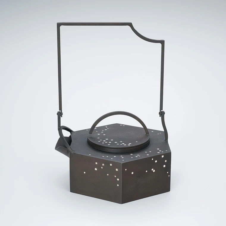 photo Iron Kettle with Inlay Decoration "Form-inspiring Water of Steaming"