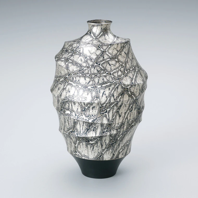 写真：杢目金打出鎬花器