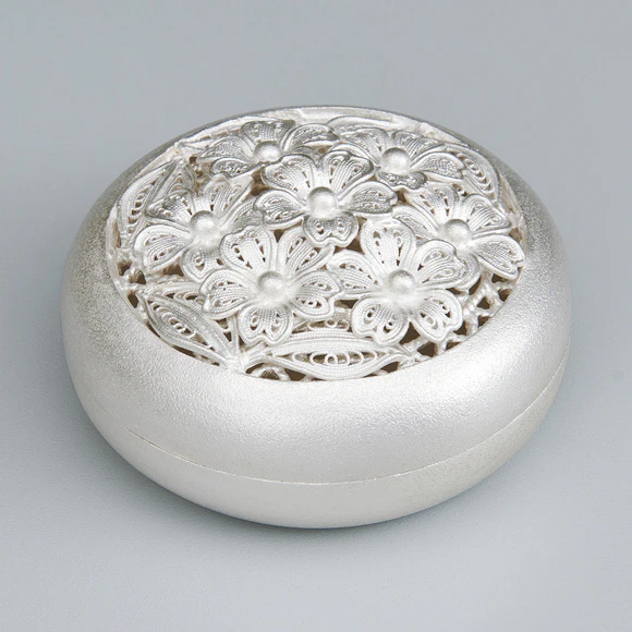 秋田伝統工芸銀線細工　菊ピアス　進藤春雄作 秋田銀線細工 ピアス 梅（№7） | アート＆クラフト香月