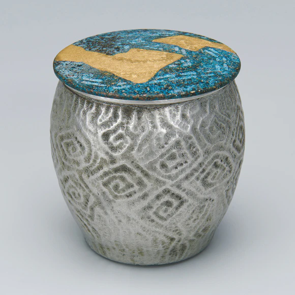Covered Vessel with Whirlpool Design