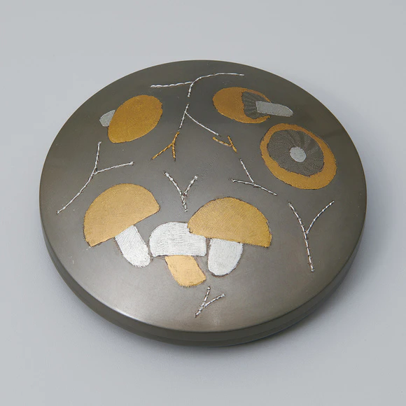 Covered Vessel of Shibuichi with Design in Inlay 