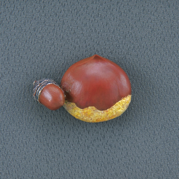 photo Metal Fitting in Shape of Tree Nut