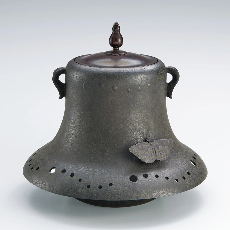 photo 風炉釜「三筋蝶」