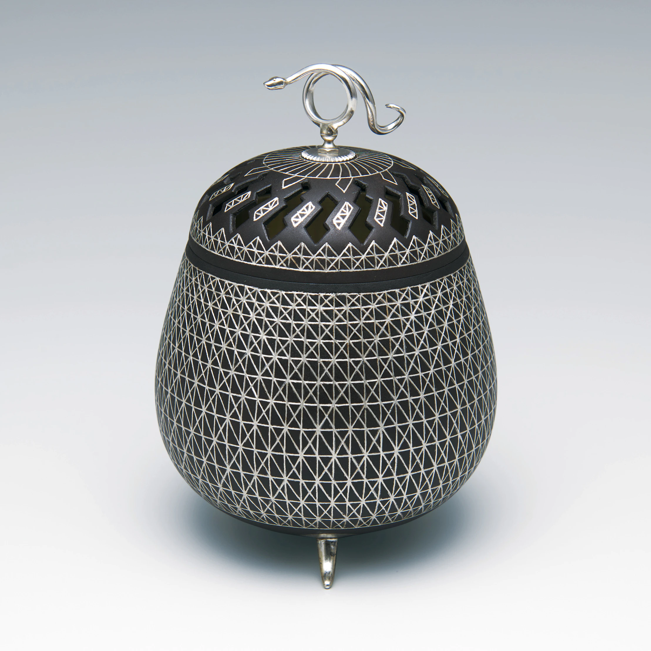 鐵地象嵌香炉「巳」 (Satoshi Hara) ｜Gallery Japan