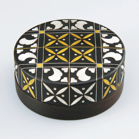 布目象嵌華文鉄合子(Masami Ichikawa) ｜Gallery Japan