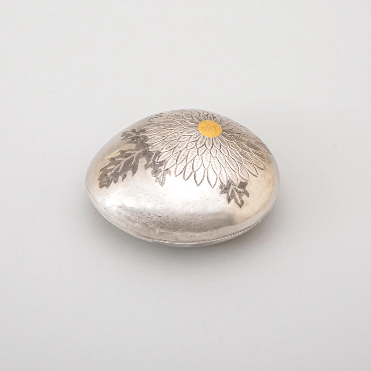 photo Silver Clam Shaped Incense Container “Chrysanthemum Festival”