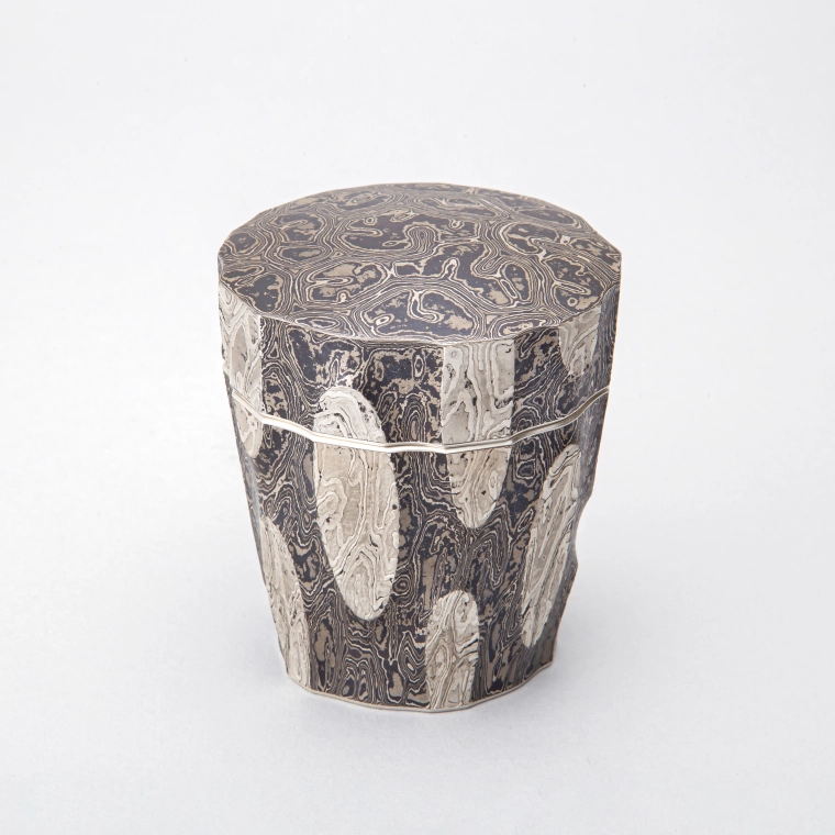 写真：杢目金打出楕円文茶器
