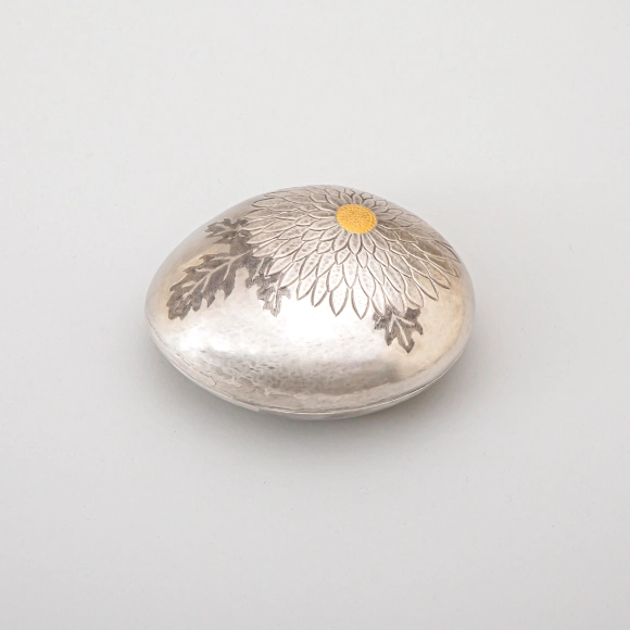 Silver Clam Shaped Incense Container “Chrysanthemum Festival”