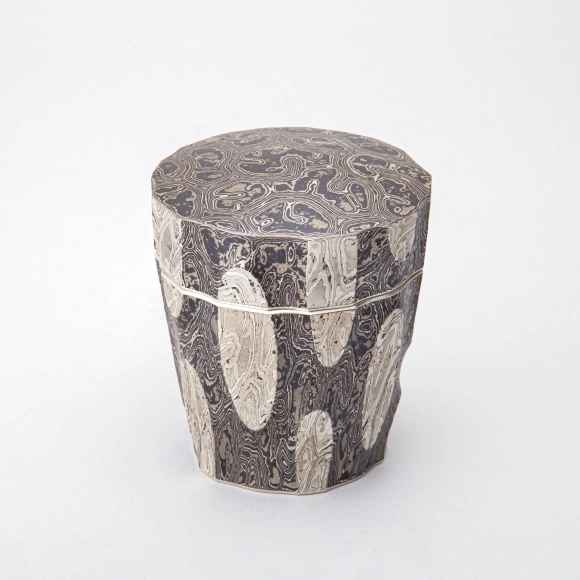 杢目金打出楕円文茶器