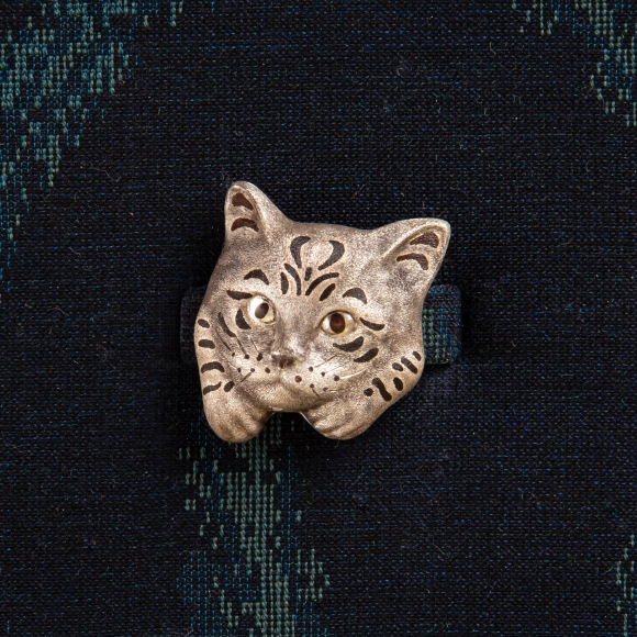Silver Embossed Obi Sash Clip “Cat Design”