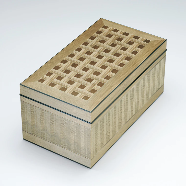 photo Box of jindai cedar wood with marquetry decoration.