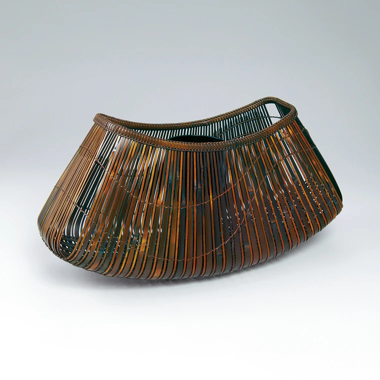 写真：煤竹千筋組花籃「游」