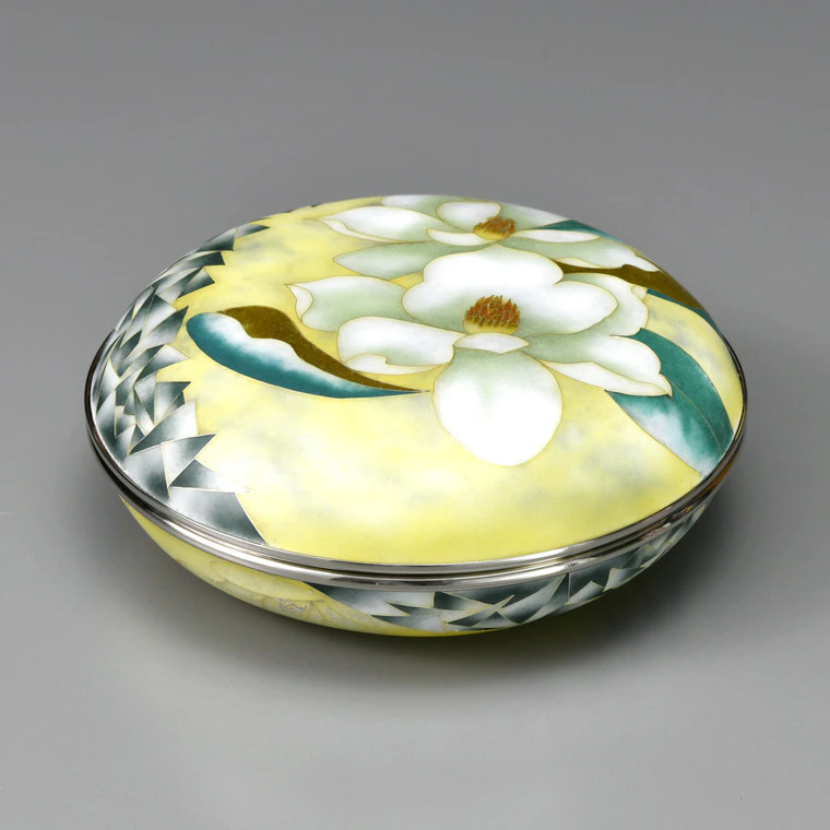 photo Cloisonne Covered Vessel "A Path in Mt. Takao Where the Magnolias Bloom"
