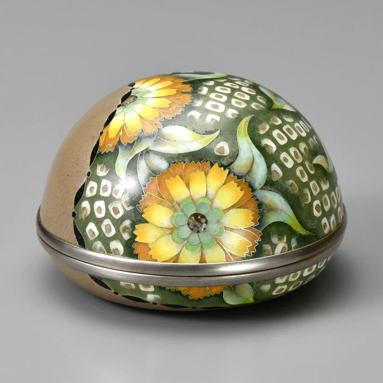 photo Wired Cloisonne Covered Vessel "Chrysanthemum and White Spotted Patterns"