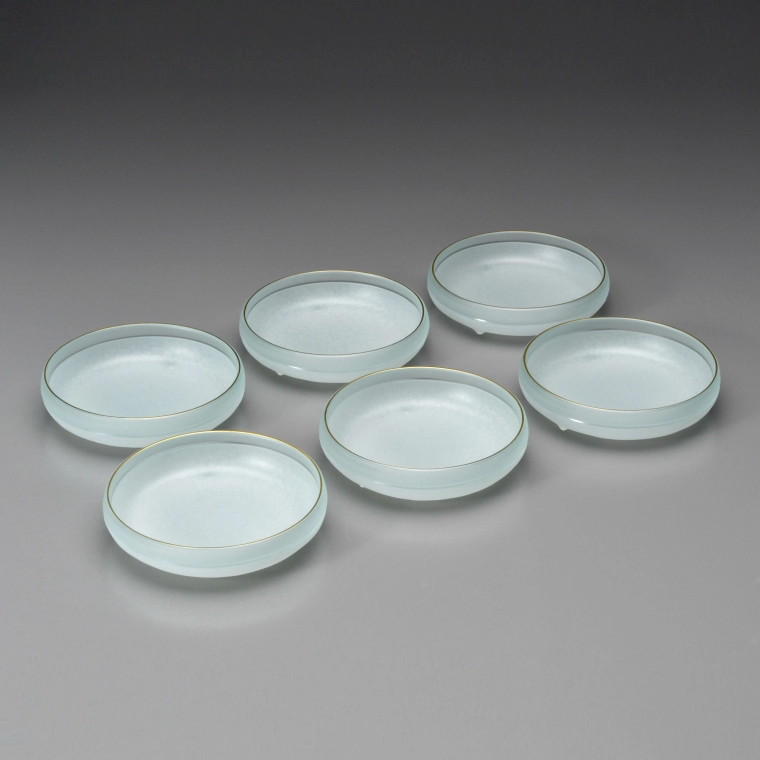 photo Set of Flat Glass Bowls with Silk Thread-like Line Design