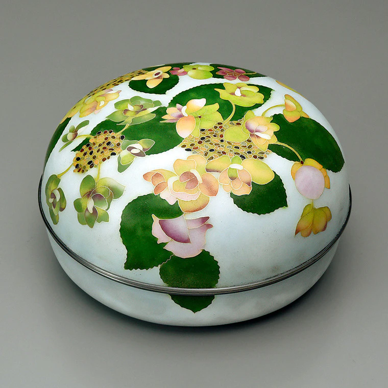 photo Cloisonne Covered Vessel "Mikumo (Beautiful Clouds)"