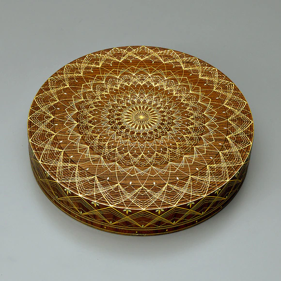 Box with Kirikane Decoration "Brilliant color"