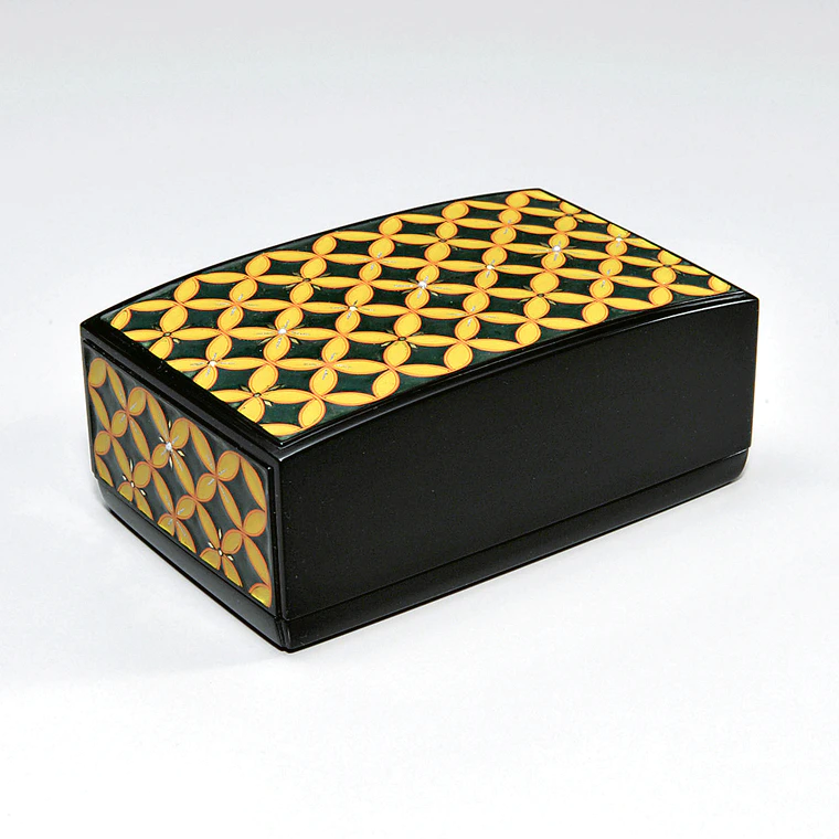 photo Small Box with Design in Urushi Carving "Flowers"