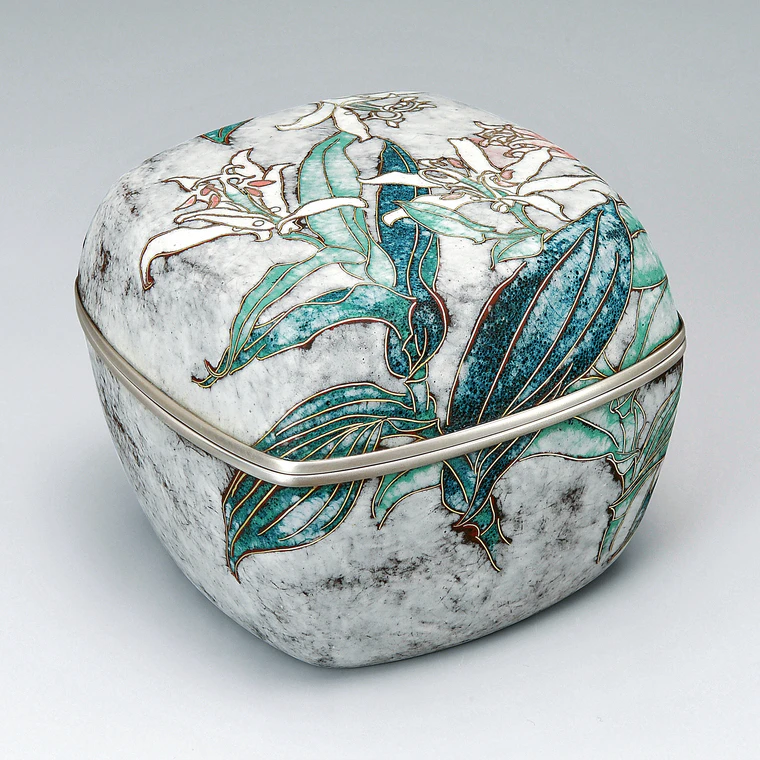 写真：泥七宝小箱「爽秋の花」