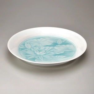 青白磁睡蓮図大皿