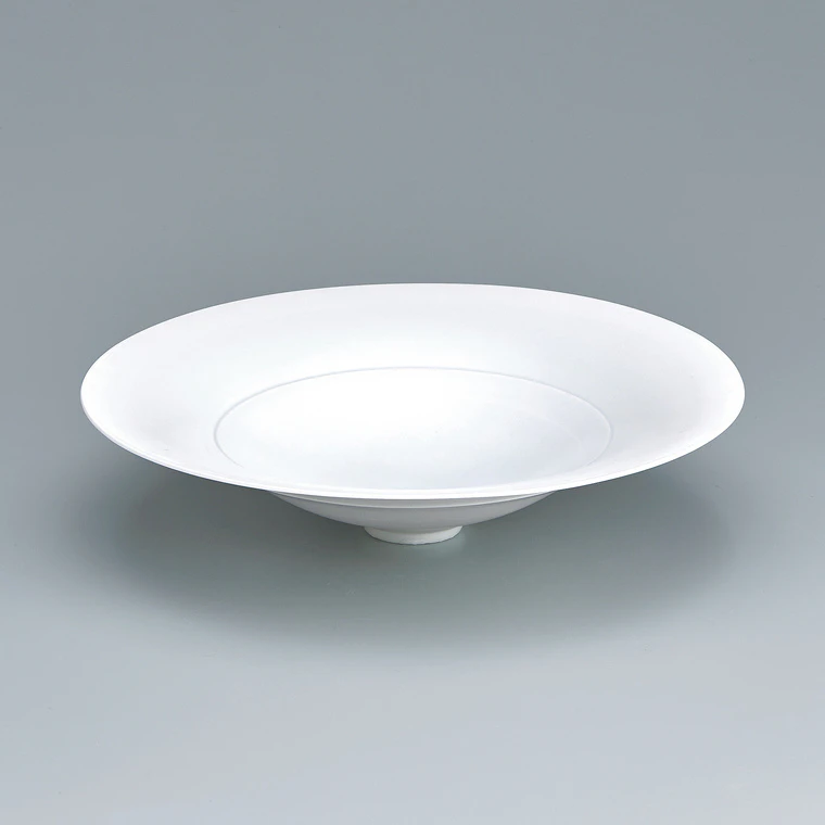 photo White porcelain bowl