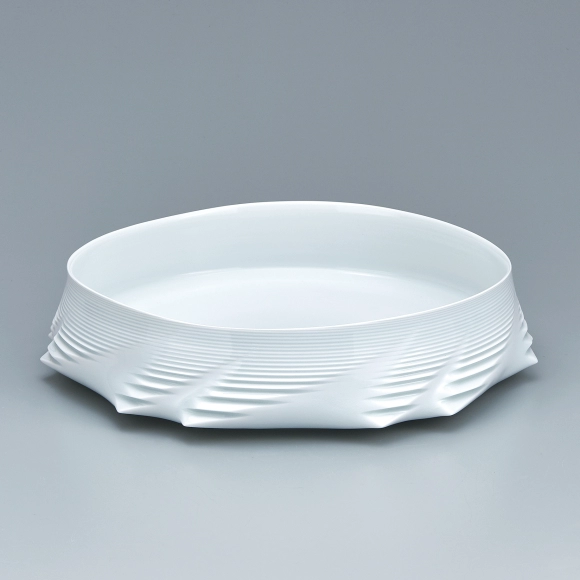 某蒐集家放　做古白磁龍花浮刻地紋　共箱　名品　透けるほどの薄さ 白磁陰刻蓮華牡丹文瓶 - 名品紹介 - 京都国立博物館