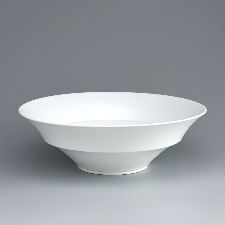 photo White porcelain bowl