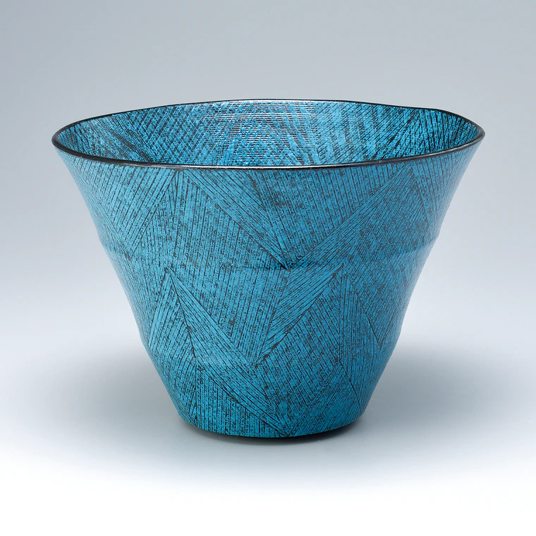 photo Bowl with “Western colored overglaze enamel decoration