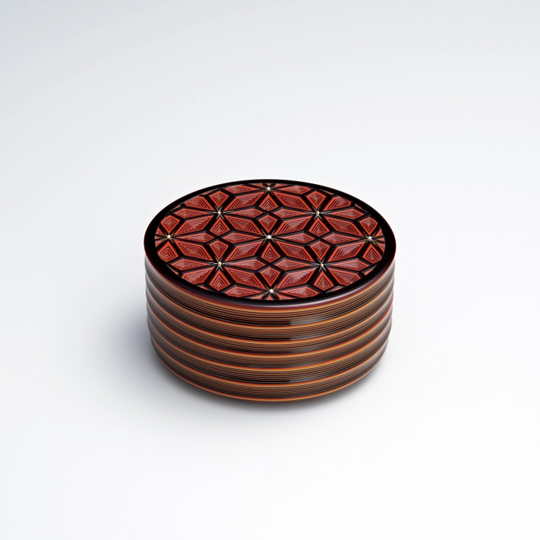photo Covered Circular Vessel with Geometrical Design in Urushi Carving