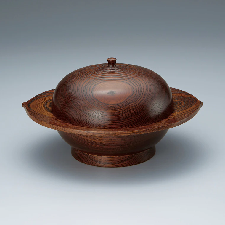 photo Covered Box with Japanese Zelkova, Wiped Urushi and Wing-shaped Design