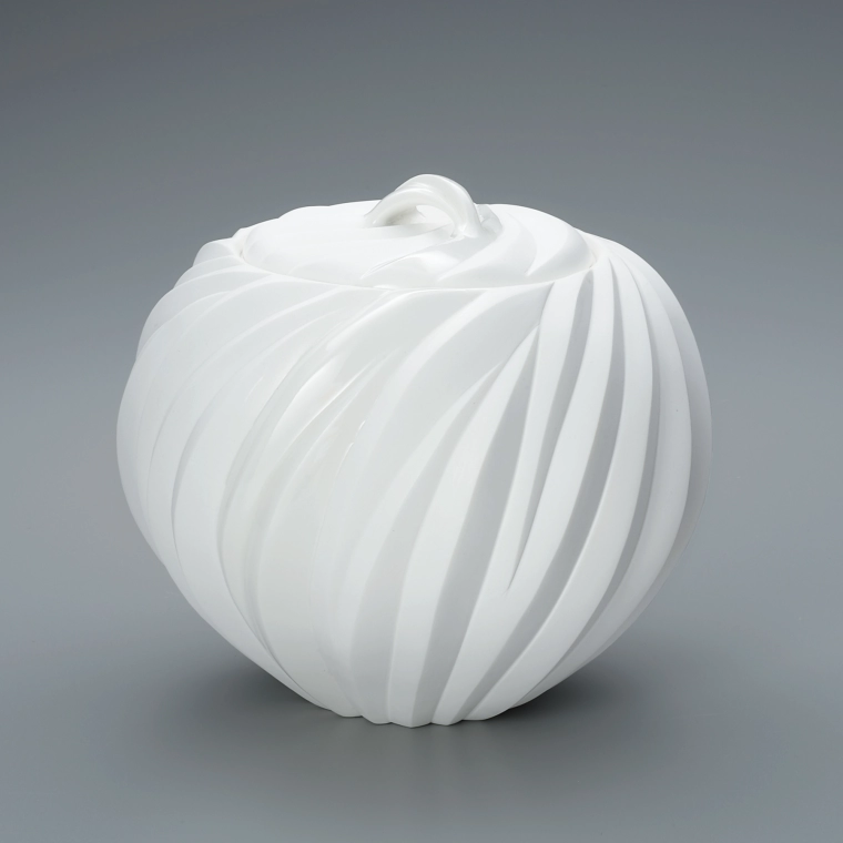 photo White porcelain tea ceremony fresh water jar