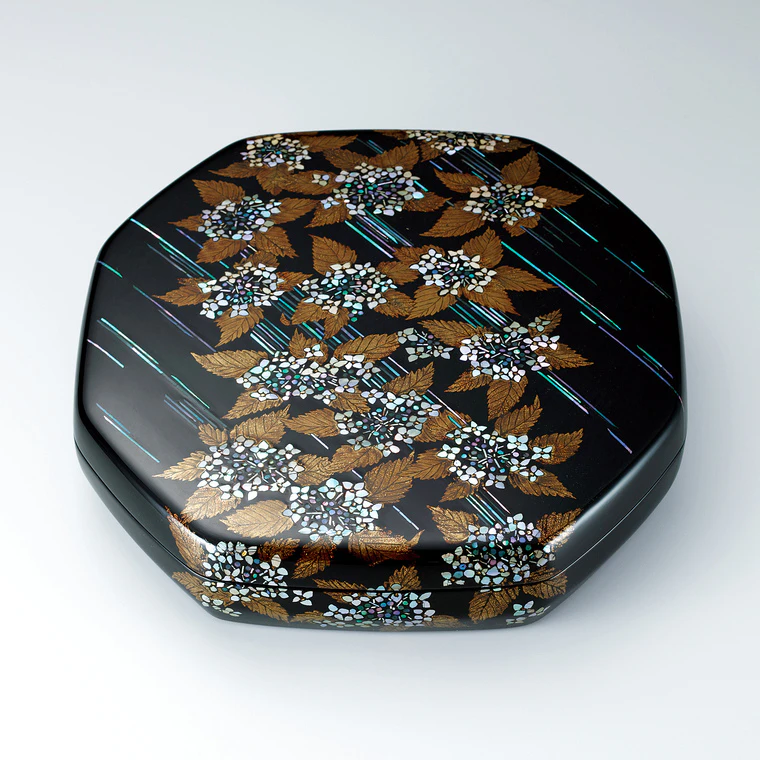photo Kanshitsu Decorative Box with Hydrangea Design
