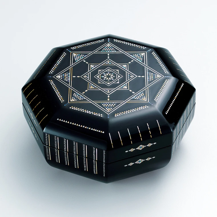 photo Kanshitsu Coffer with Design in Mother-of-pearl Inlay "Stripes"