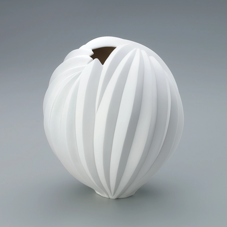 photo White porcelain ware. “Fruit”