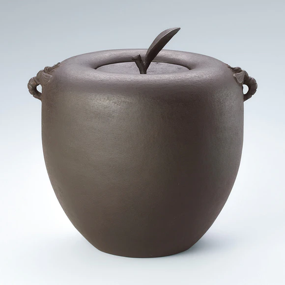 <i>Ubaguchi</i>* Tea Kettle "Apple and Bee"