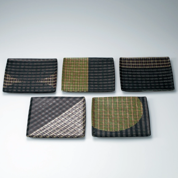 Set of Dishes with Layer Pattern