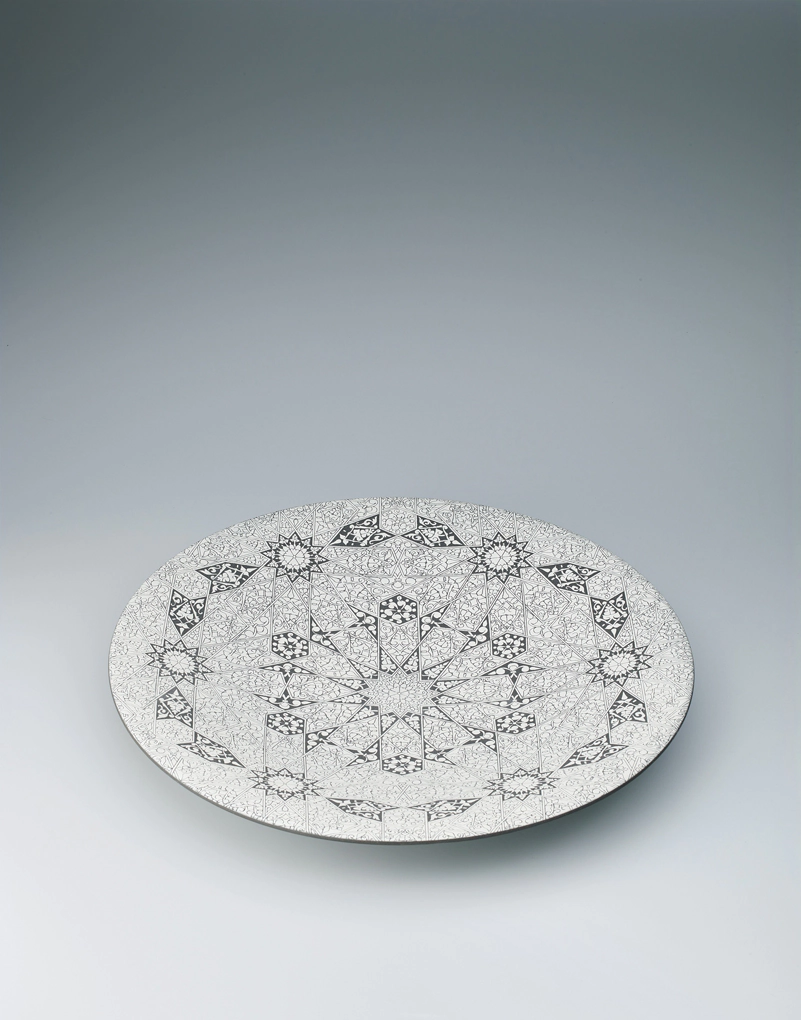 photo Large Plate with Geometric and Line Design