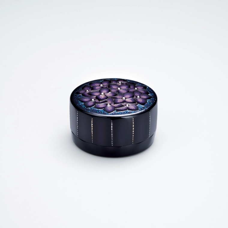 photo Covered Vessel with Design in Colored Urushi Carving "Rain Flower"